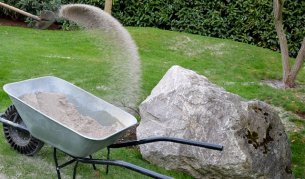 Soil or sand: Which is better for top dressing your garden?